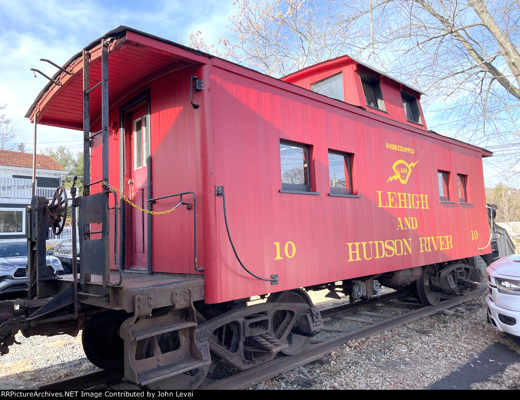 Lehigh and Hudson River Caboose # 10 at Sugar Loaf Station